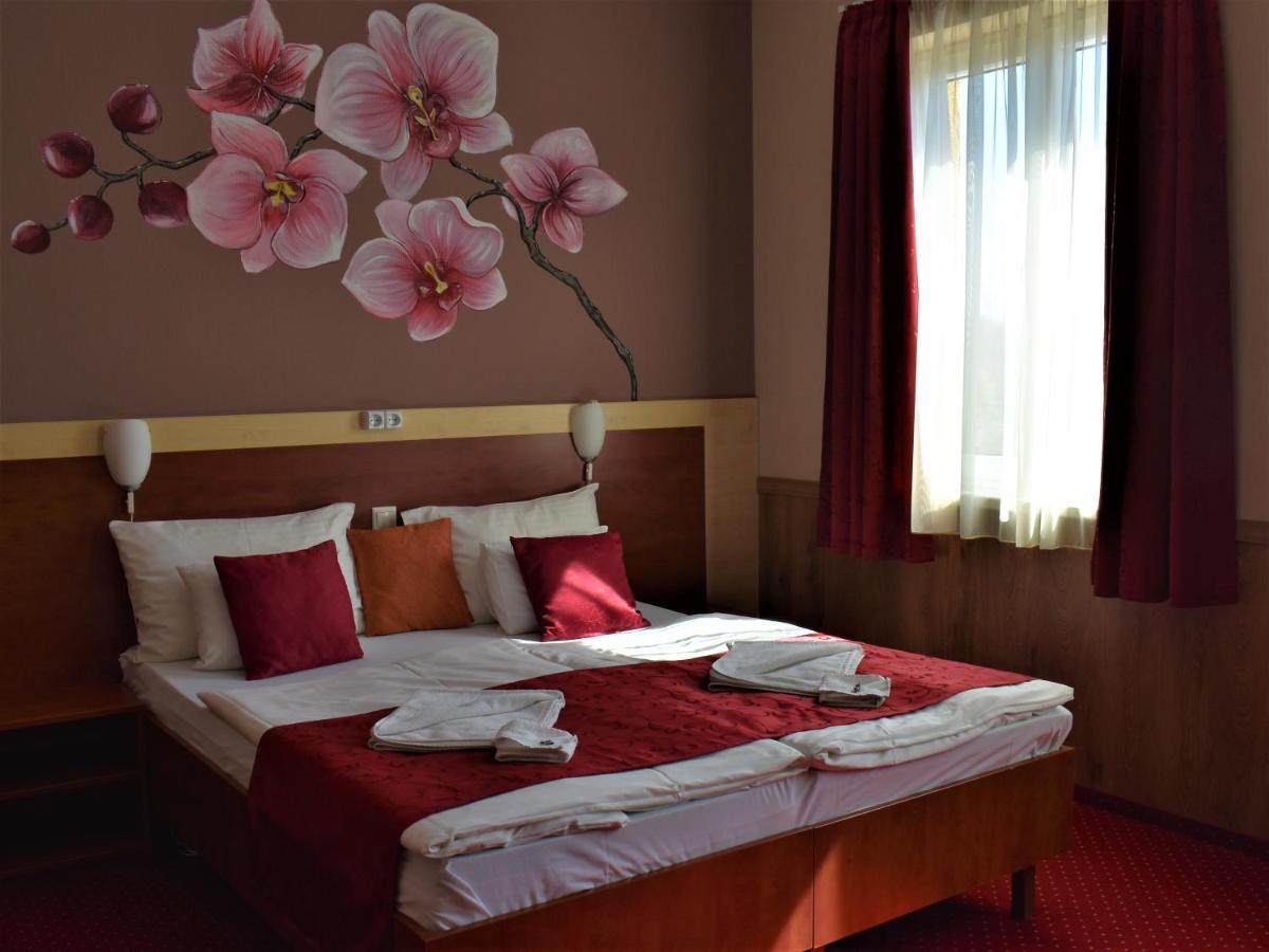 Libra Hotel Veresegyház Екстериор снимка