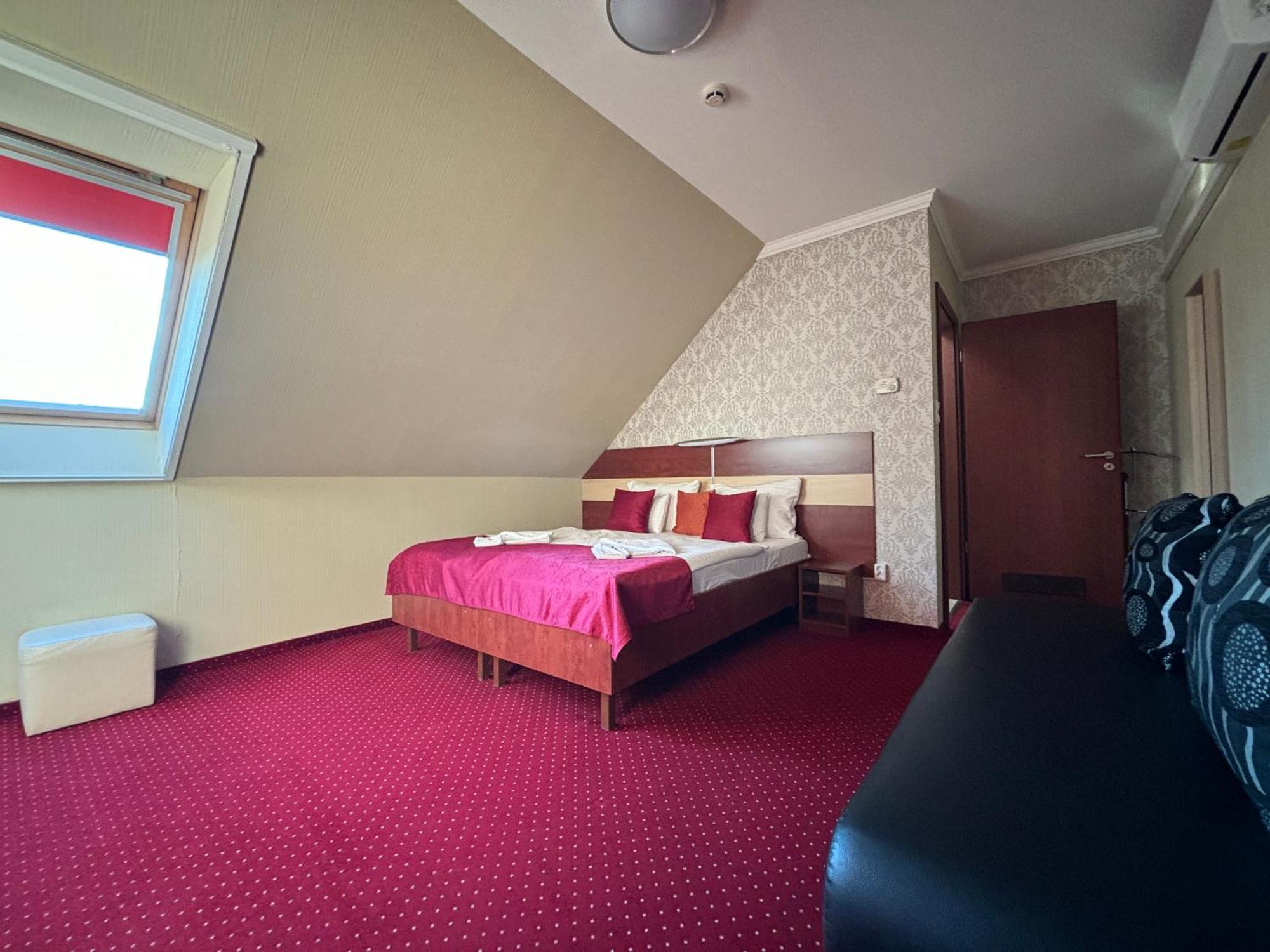 Libra Hotel Veresegyház Екстериор снимка